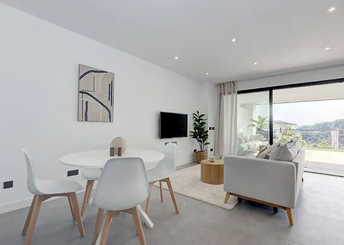 Brand New, Elegant Ground Floor Two Bed Appartamento *