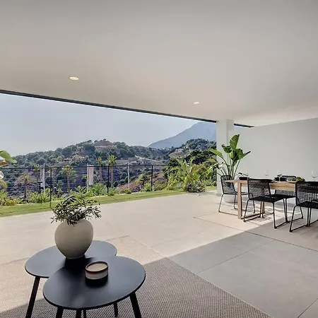 Brand New, Elegant Ground Floor Two Bed Εστεπόνα