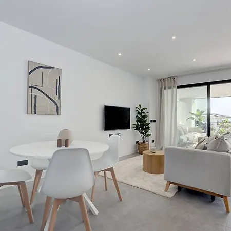 Brand New, Elegant Ground Floor Two Bed Apartmán *