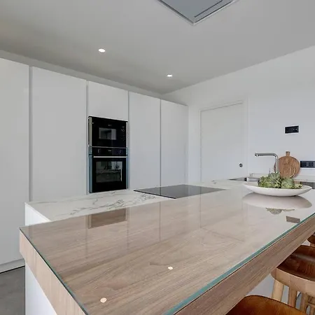 Brand New, Elegant Ground Floor Two Bed Εστεπόνα