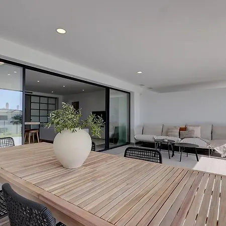 Apartmán Brand New, Elegant Ground Floor Two Bed *