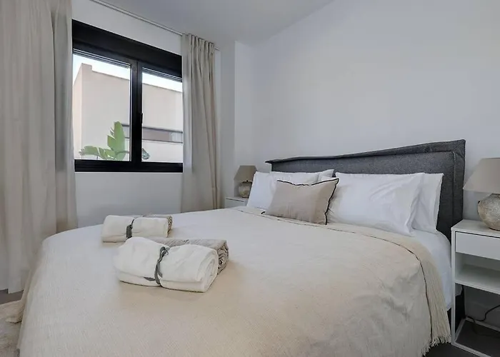 Brand New, Elegant Ground Floor Two Bed * 埃斯特波纳