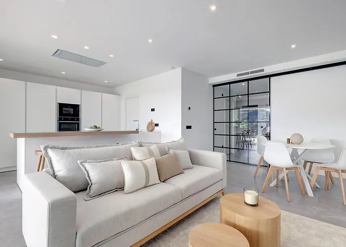 Brand New, Elegant Ground Floor Two Bed * 埃斯特波纳