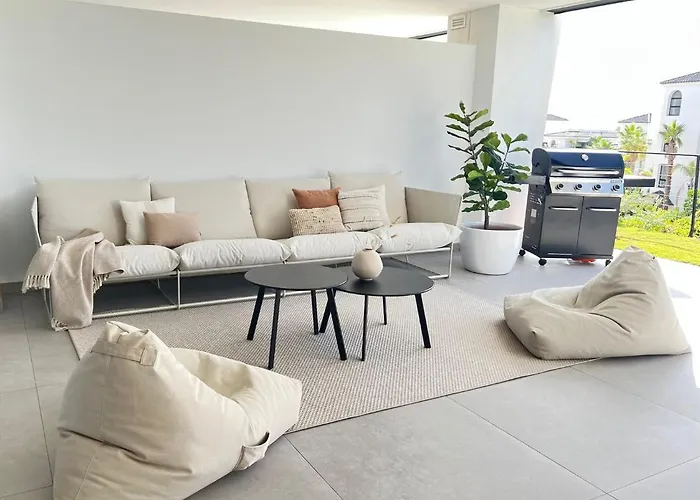 Brand New, Elegant Ground Floor Two Bed * 埃斯特波纳