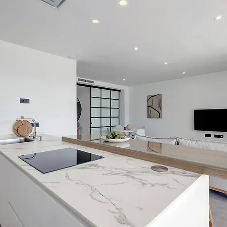 Brand New, Elegant Ground Floor Two Bed شقة