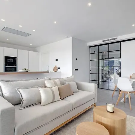 Brand New, Elegant Ground Floor Two Bed * إِستيبونا